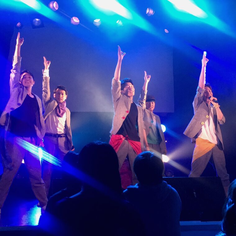 Brass Back のステージに立つ松坂慎治
