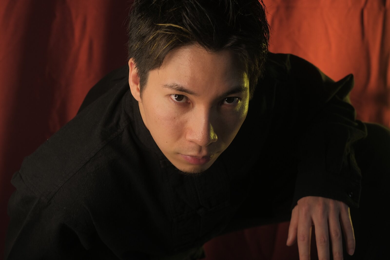 舞台に立つ松坂慎治
